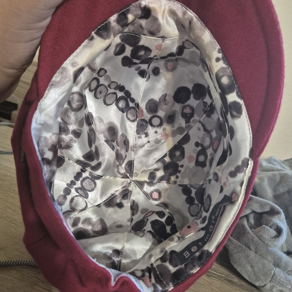 Stylish Red Cap - Picture 4 of 5